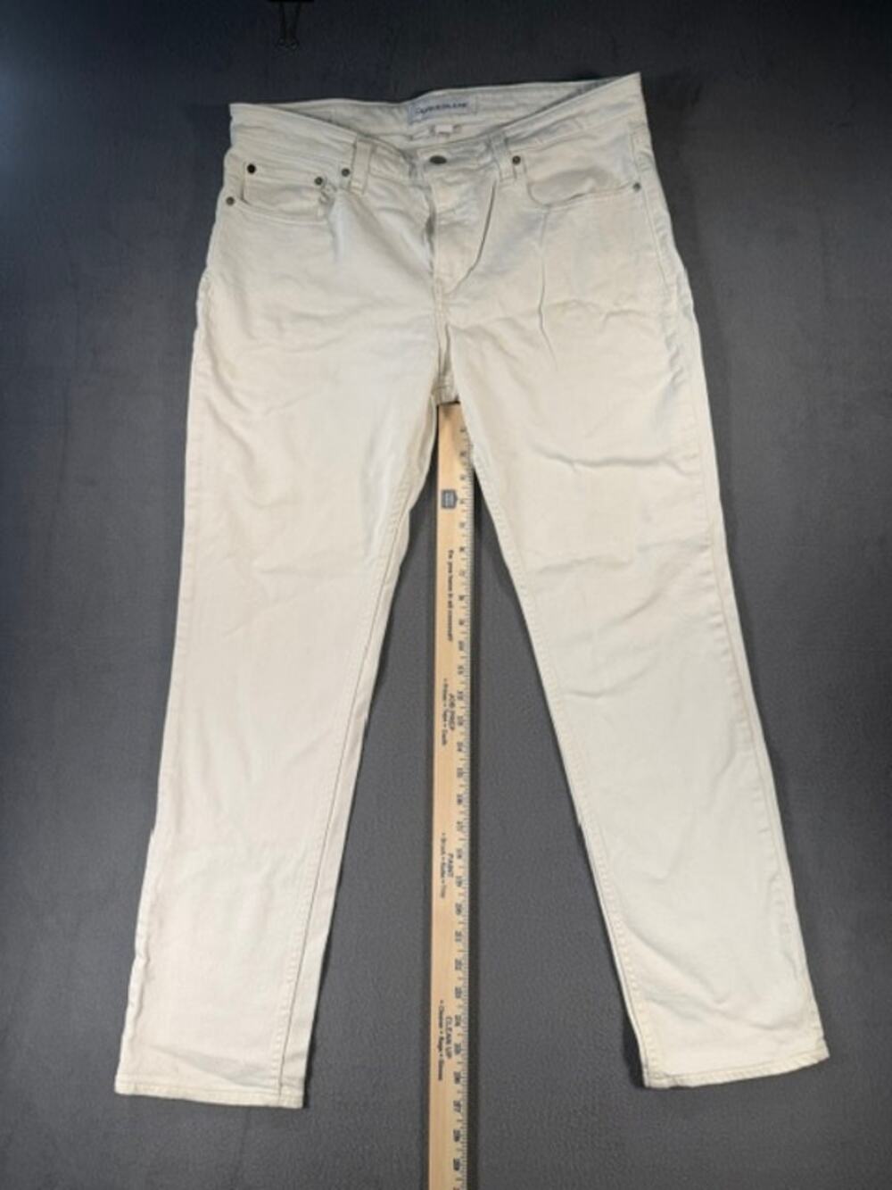 CALVIN KLEIN WHITE JEANS ( SIZE 34 X 30 )